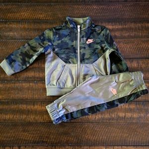 Infant Nike Track suit 6-9 Months